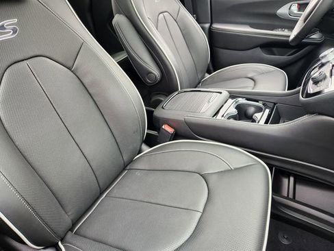 New 2026 Chrysler Pacifica Limited FWD image 10