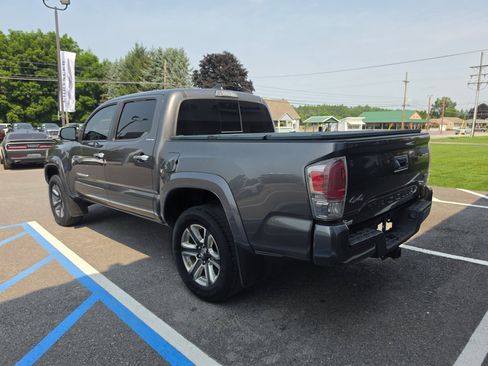 Used 2017 Toyota Tacoma Limited w/ Tow Package AWD/4WD image 6