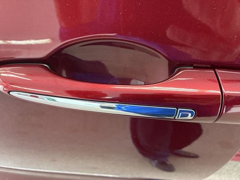 Used 2018 Chrysler Pacifica Touring-L Plus FWD image 38