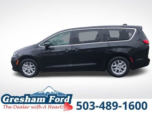 Used 2023 Chrysler Pacifica Touring-L FWD image 3