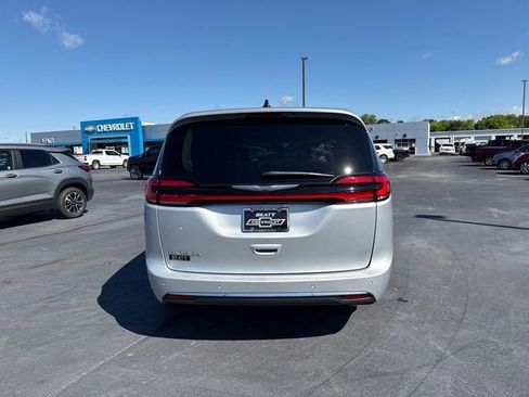 Used 2023 Chrysler Pacifica Touring-L FWD image 4