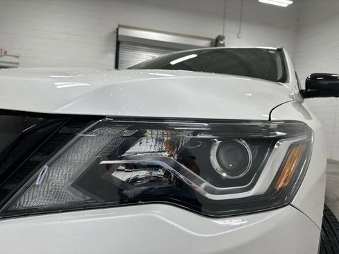 Used 2018 Nissan Pathfinder SL w/ Midnight Edition Package FWD image 11