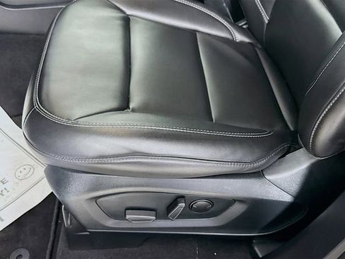 Used 2022 Ford Explorer XLT w/ Equipment Group 202A image 19