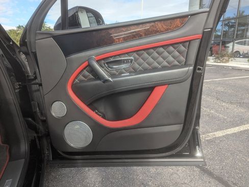 Used 2018 Bentley Bentayga Mulliner image 34