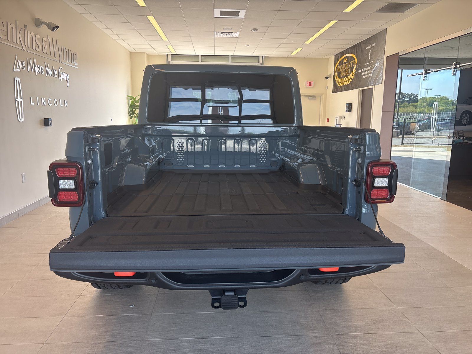 Used 2026 Jeep Gladiator Mojave AWD/4WD image 9