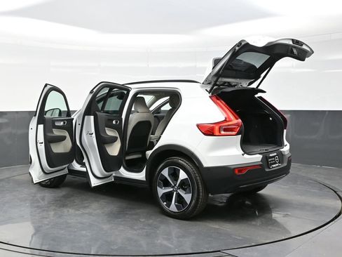 Certified 2026 Volvo XC40 B5 Plus w/ Protection Package Premier AWD/4WD image 39