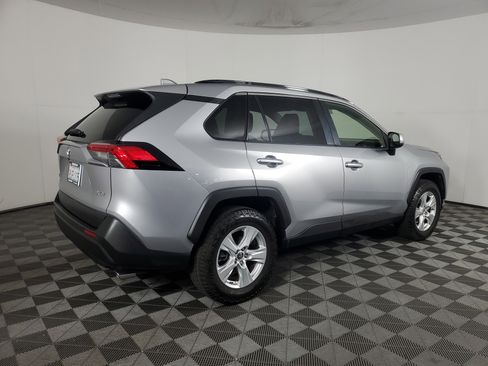 Used 2019 Toyota RAV4 XLE w/ Carpet Mat Package FWD image 4