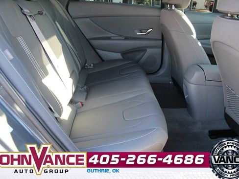 Used 2025 Hyundai Elantra SEL image 17