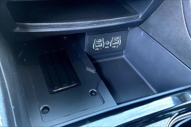 Used 2025 Chrysler Pacifica Limited FWD image 16