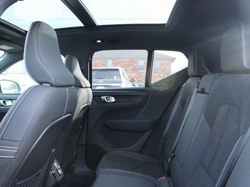 Used 2025 Volvo XC40 B5 Plus image 31