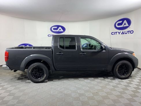 Used 2015 Nissan Frontier SV image 2