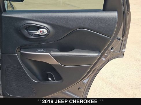 Used 2019 Jeep Cherokee Latitude Plus w/ Comfort/Convenience Group FWD image 27
