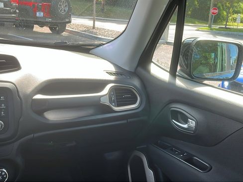 Used 2017 Jeep Renegade Latitude image 24