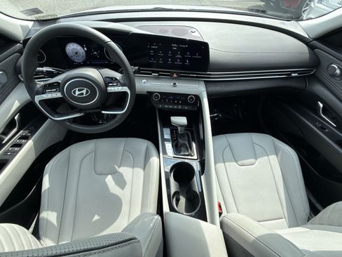 Certified 2025 Hyundai Elantra Limited FWD image 23