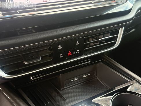 Used 2025 Volkswagen Atlas Cross Sport SE image 21