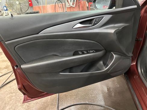 Used 2019 Buick Regal Preferred image 6