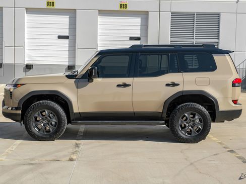 Used 2025 Lexus GX 550 w/ Accessory Package (CT) image 8