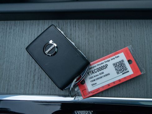 Used 2025 Volvo XC60 B5 Plus image 30