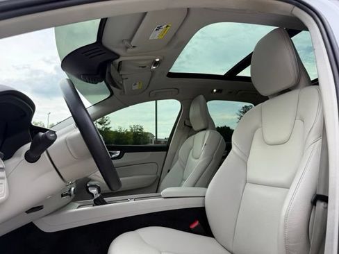 Used 2021 Volvo XC60 T5 Momentum FWD image 24