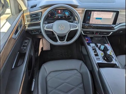 Used 2025 Volkswagen Atlas SE AWD/4WD image 8
