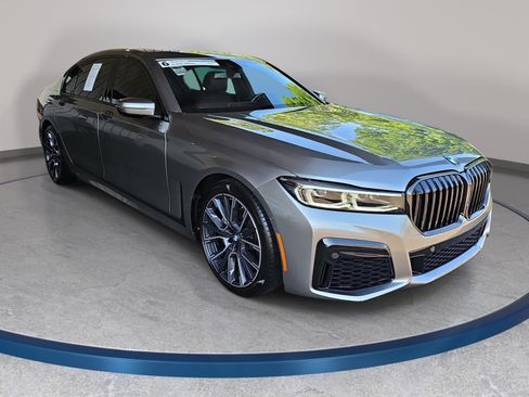 Used 2022 BMW 740i w/ M Sport Package RWD image 3