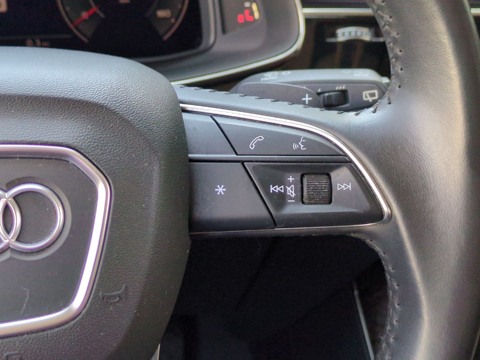 Used 2019 Audi Q8 Premium Plus w/ Premium Plus AWD/4WD image 11
