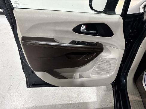 Used 2020 Chrysler Pacifica Touring w/ Advanced Safetytec Group FWD image 16