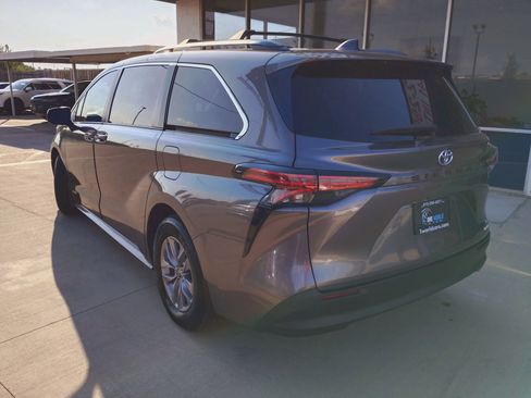 Used 2021 Toyota Sienna LE FWD image 5