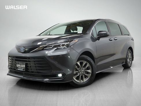 Used 2025 Toyota Sienna XLE w/ XLE Plus Package AWD/4WD image 1