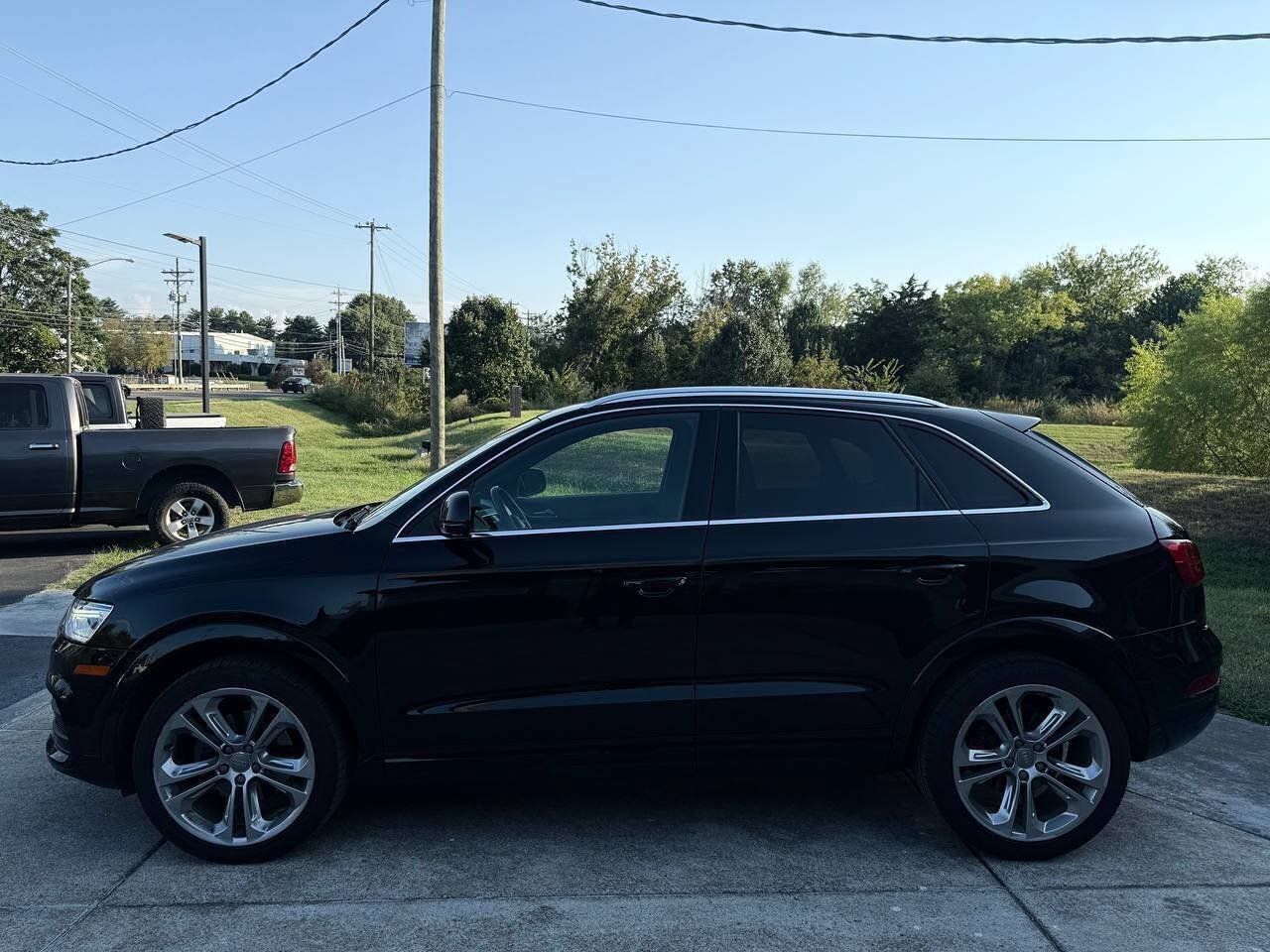 Used 2017 Audi Q3 2.0T Premium Plus w/ Premium Plus Package FWD image 2