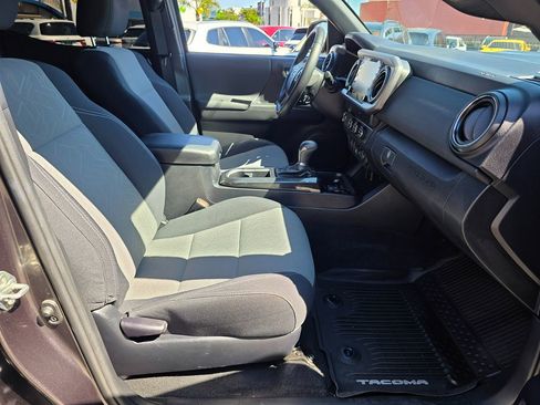 Used 2020 Toyota Tacoma TRD Sport w/ Technology Package image 11