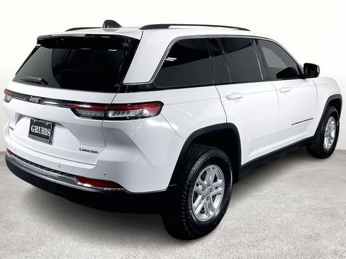 Used 2023 Jeep Grand Cherokee Laredo image 2