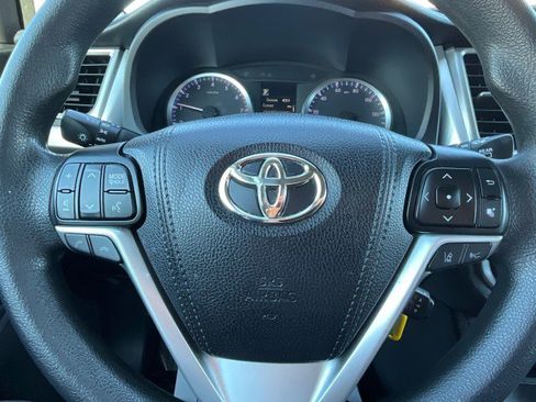Used 2018 Toyota Highlander LE image 8