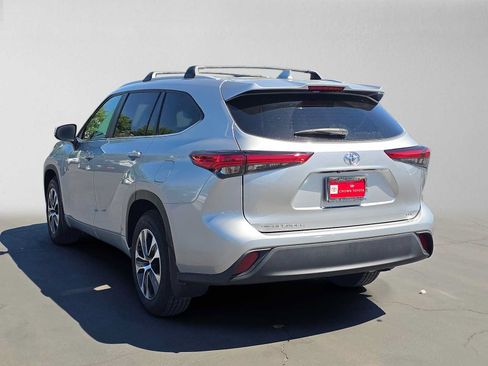 Used 2023 Toyota Highlander XLE FWD image 5