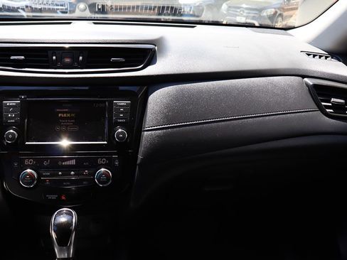 Used 2020 Nissan Rogue SV image 46