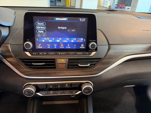 Used 2025 Nissan Altima 2.5 SV FWD image 14