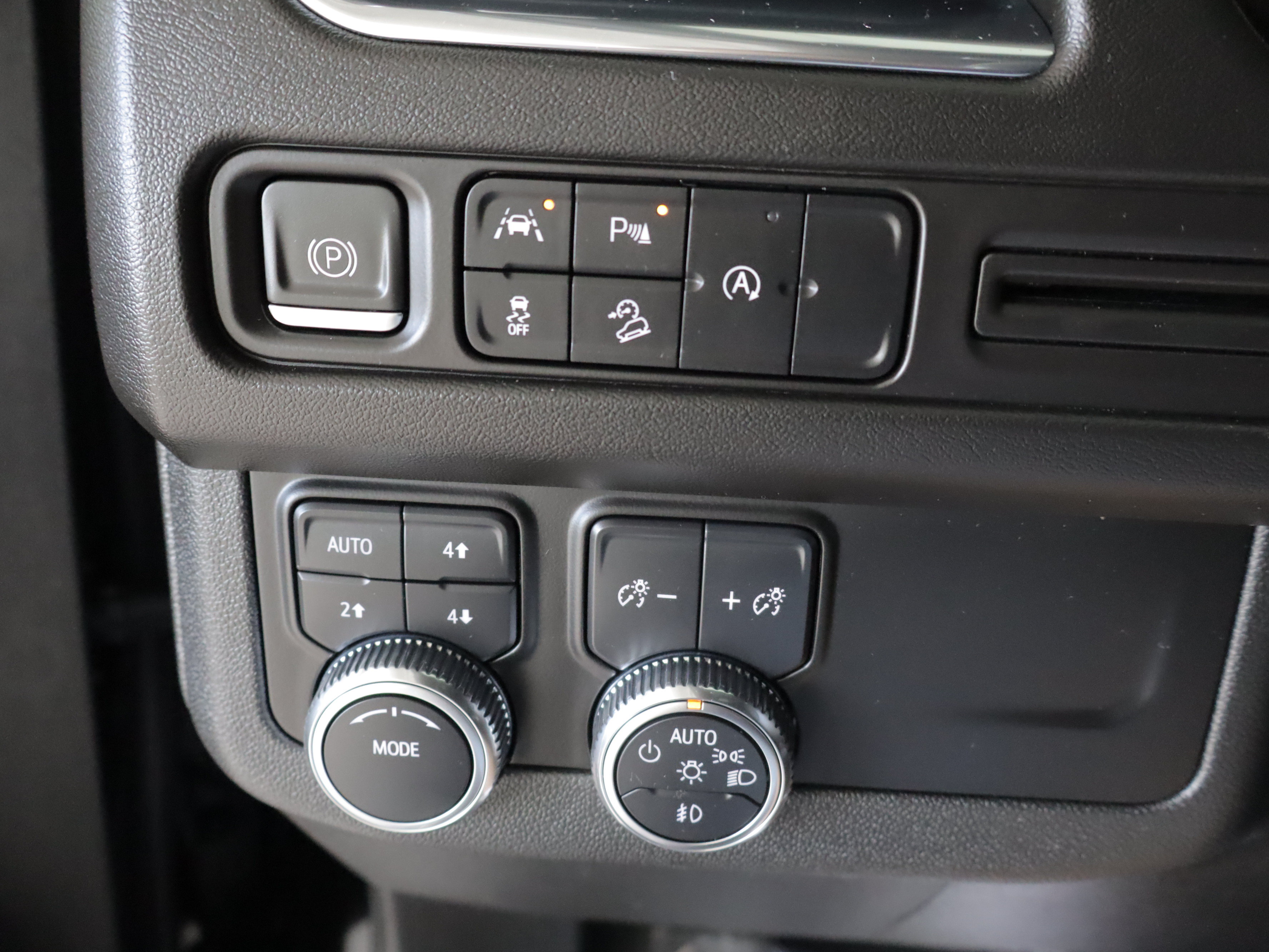Used 2023 GMC Yukon XL AT4 AWD/4WD image 18