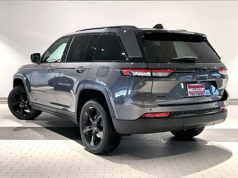 Used 2023 Jeep Grand Cherokee Altitude image 3