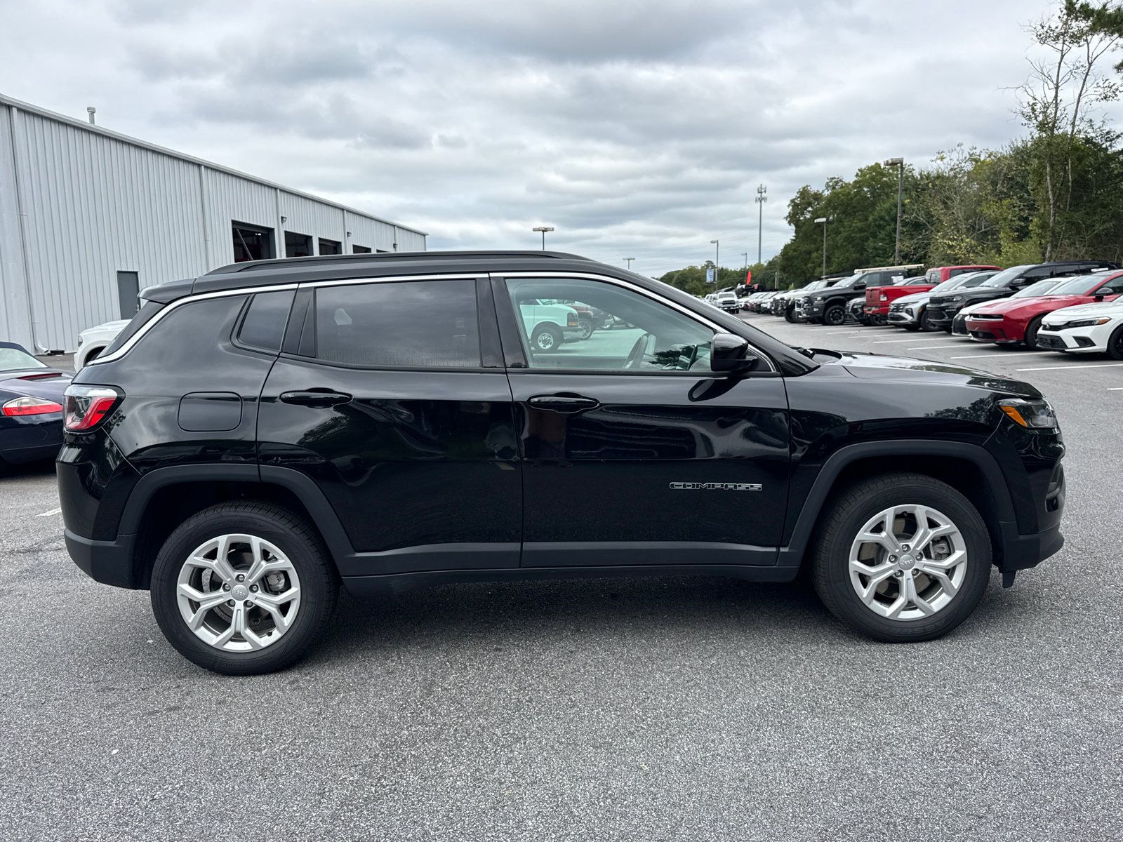 Used 2024 Jeep Compass Latitude AWD/4WD image 4
