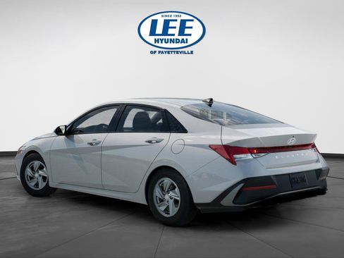 New 2025 Hyundai Elantra SE image 3