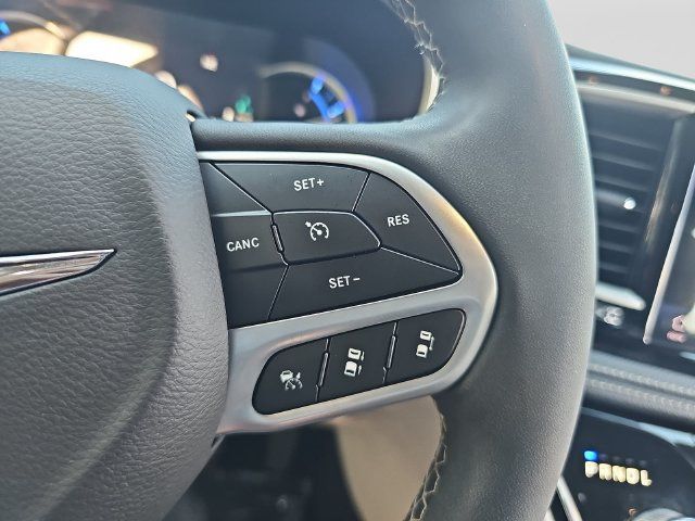 Used 2023 Chrysler Pacifica Touring-L FWD image 16