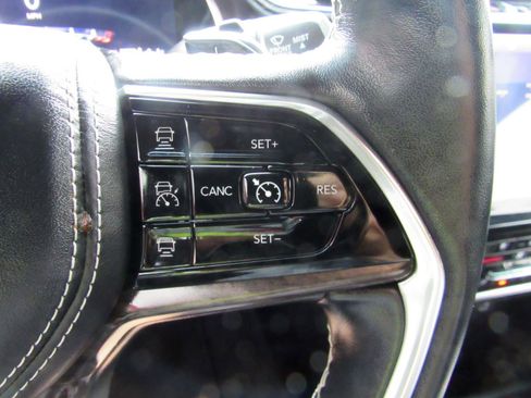 Used 2022 Jeep Grand Cherokee Overland AWD/4WD image 23