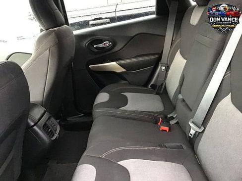 Used 2018 Jeep Cherokee Latitude AWD/4WD image 18