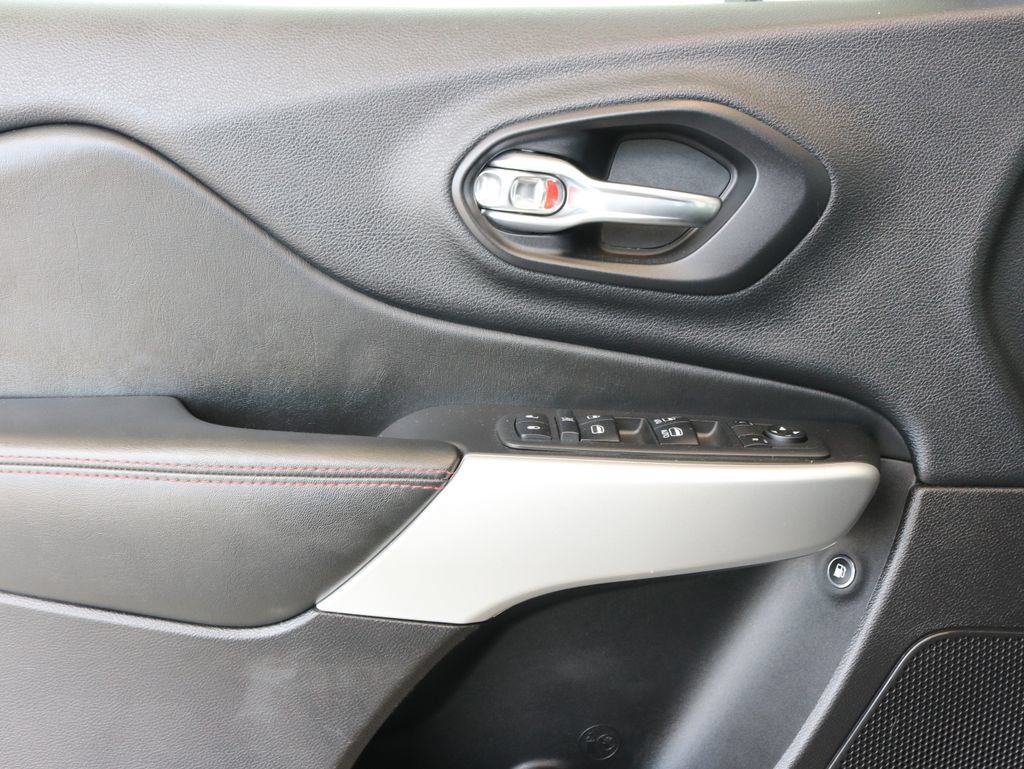 Used 2018 Jeep Cherokee Trailhawk AWD/4WD image 26