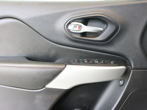 Used 2018 Jeep Cherokee Trailhawk AWD/4WD image 26