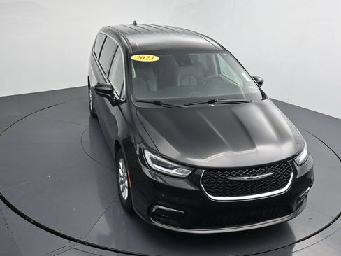 Used 2023 Chrysler Pacifica Touring-L FWD image 24