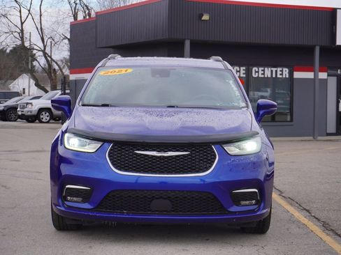 Used 2021 Chrysler Pacifica Touring image 2