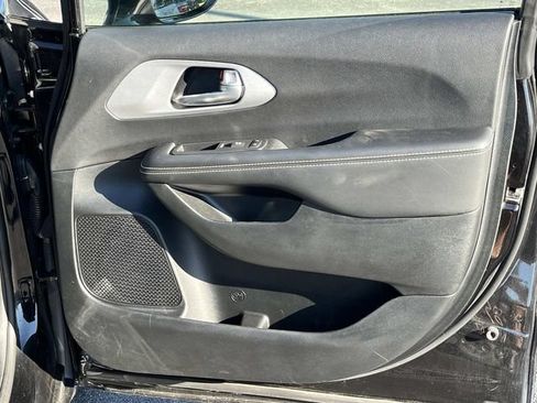 Used 2025 Chrysler Pacifica Limited FWD image 21