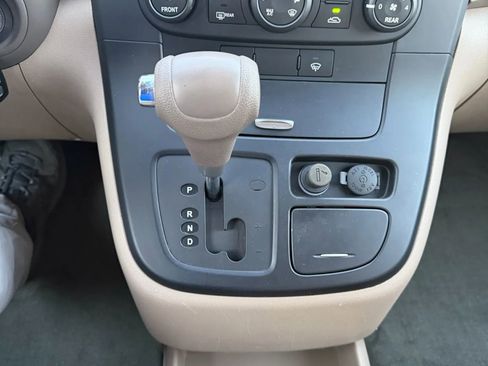 Used 2012 Kia Sedona LX image 26