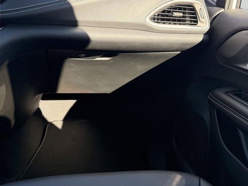 New 2026 Chrysler Pacifica Select image 26